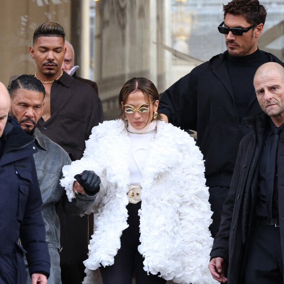 Jennifer Lopez était, par exemple, dotée d'une paire de lunettes complètement démentes.
Jennifer Lopez quitte le défilé Schiaparelli Haute Couture Printemps/Été 2024 dans le cadre de la Fashion Week de Paris le 22 janvier 2024. © Dins Guignebourg/Bestimage