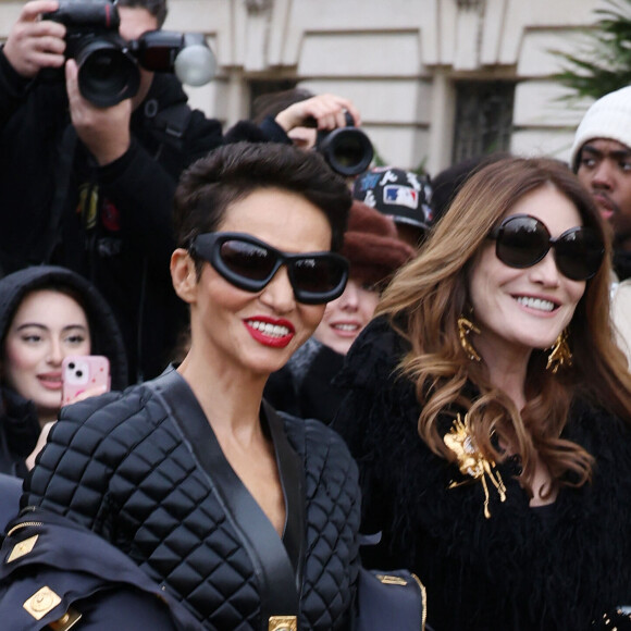 Le directeur artistique, Daniel Roseberry, a donné rendez-vous à ses invités au Petit Palais de Paris afin de dévoiler sa collection Haute Couture printemps-été 2024.
Farida Khelfa et Carla Bruni Sarkozy - Arrivées au défilé Schiaparelli Haute Couture Printemps/Été 2024 dans le cadre de la Fashion Week de Paris le 22 janvier 2024. © Denis Guignebourg / Bestimage