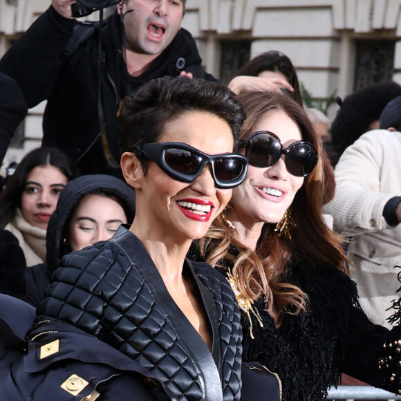 Farida Khelfa et Carla Bruni Sarkozy - Arrivées au défilé Schiaparelli Haute Couture Printemps/Été 2024 dans le cadre de la Fashion Week de Paris le 22 janvier 2024. © Denis Guignebourg / Bestimage