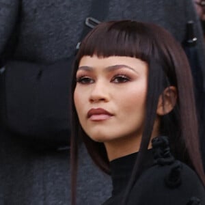 C'est côté coiffure que Zendaya avait, de son côté, joué la carte de l'excentricité.
Zendaya - Arrivées au défilé Schiaparelli Haute Couture Printemps/Été 2024 dans le cadre de la Fashion Week de Paris le 22 janvier 2024. © Denis Guignebourg/Bestimage