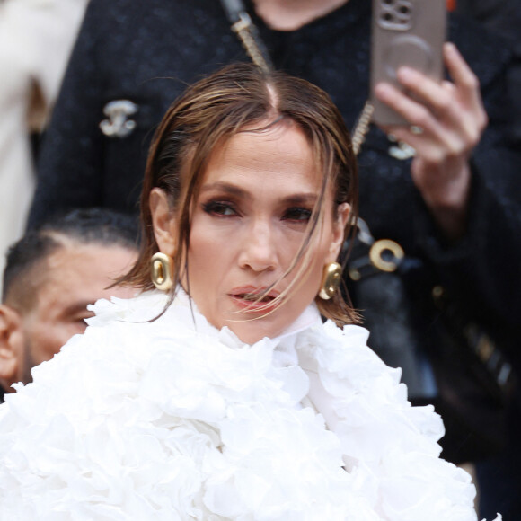 Jennifer Lopez arrive au défilé Schiaparelli Haute Couture Printemps/Été 2024 dans le cadre de la Fashion Week de Paris le 22 janvier 2024. © Dins Guignebourg/Bestimage