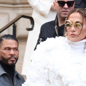Jennifer Lopez arrive au défilé Schiaparelli Haute Couture Printemps/Été 2024 dans le cadre de la Fashion Week de Paris le 22 janvier 2024. © Dins Guignebourg/Bestimage