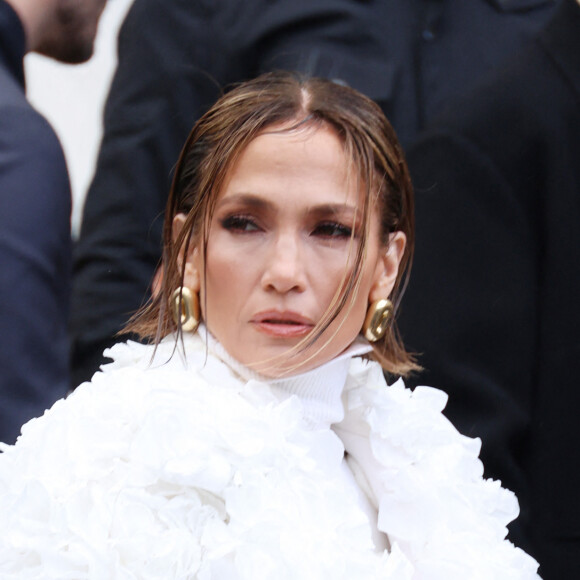 Et c'est la maison italienne Schiaparelli, s'il-vous-plaît, qui a donné le coup d'envoi dès le lundi 22 janvier !
Jennifer Lopez arrive au défilé Schiaparelli dans le cadre de la Fashion Week de Paris. © Denis Guignebourg/Bestimage