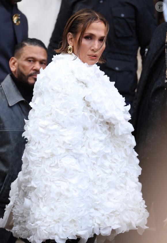 Jennifer Lopez arrive au défilé Schiaparelli Haute Couture Printemps/Été 2024 dans le cadre de la Fashion Week de Paris le 22 janvier 2024. © Dins Guignebourg/Bestimage