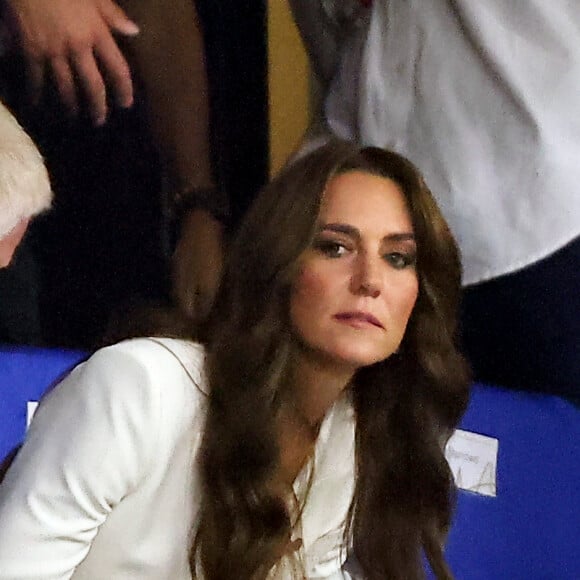 Kate ne reprendra ses engagements qu'à la période de Pâques, un délai trop long pour une chirurgie sans gravité selon de nombreuses personnes
Kate Middleton, Princesse de Galles aux côtés de Bill Beaumont, Président de World Rugby, a assisté au match comptant pour la phase de poule entre l'Angleterre et l'Argentine au stade Vélodrome de Marseille le 9 Septembre 2023 © Dominique Jacovides / Bestimage 