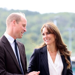 Le prince William, prince de Galles, et Catherine (Kate) Middleton, princesse de Galles, lors d'une visite au lycée Fitzalan de Cardiff, le 3 octobre 2023. Le couple princier est venu pour en apprendre davantage sur les cours professionnels proposés par l'école. 