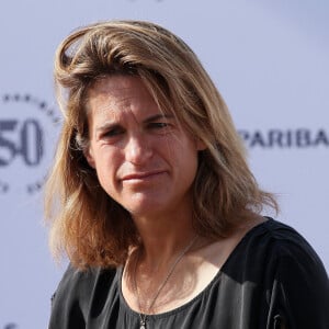 Les "humiliations" et les "SMS désobligeants" se succèdent.
Amélie Mauresmo - BNP Paribas célèbre 50 ans de fidélité lors des internationaux de France de Tennis de Roland Garros 2023 à Paris le 28 mai 2023. 