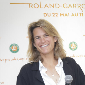 Amélie Mauresmo, la directrice du tournoi de Roland Garros, présente l'Open de France 2023 au Stade de Roland Garros à Paris, France, le 21 avril 2023. Le tournoi de tennis de l'Open de France aura lieu du 28 mai au 11 juin 2023.. © Jack Tribeca/Bestimage 