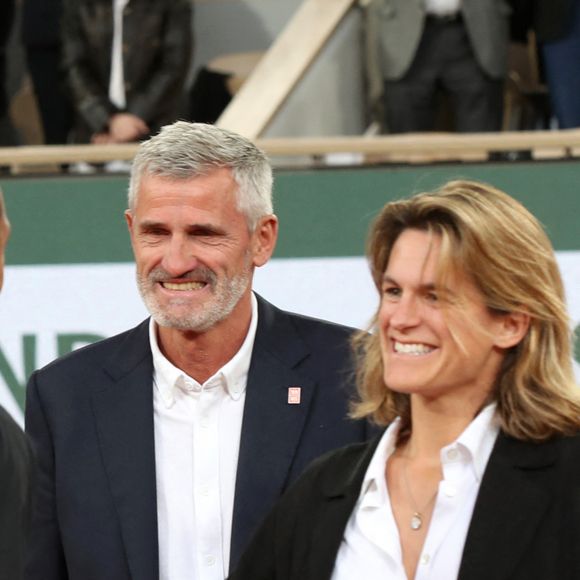 Jo-Wilfried Tsonga, Gilles Moretton (Président de la Fédération française de tennis) et Amélie Mauresmo (Directrice du tournoi de Roland-Garros) - Jo-Wilfried Tsonga reçoit le trophée de la FFT pour l'ensemble de sa carrière et fait ses Adieux après sa défaite lors des Internationaux de France de Tennis de Roland Garros 2022 - Jour 3. A Paris le 24 Mai 2022. © Bertrand Rindoff/Bestimage 