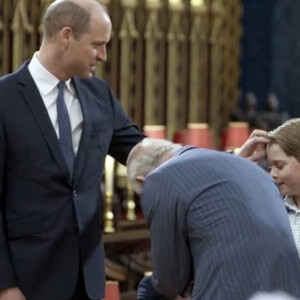 Il doit en effet s'occuper seul de ses trois enfants.
Roi Charles, Prince William, Prince George - Documentaire BBC sur le couronnement de Charles III.