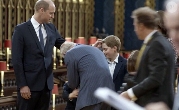Il doit en effet s'occuper seul de ses trois enfants.
Roi Charles, Prince William, Prince George - Documentaire BBC sur le couronnement de Charles III.