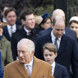 Le roi Charles III d'Angleterre et Camilla Parker Bowles, reine consort d'Angleterre, le prince William, prince de Galles, et Catherine (Kate) Middleton, princesse de Galles, avec leurs enfants le prince George de Galles, la princesse Charlotte de Galles et le prince Louis de Galles - Messe de Noël à Sandringham.