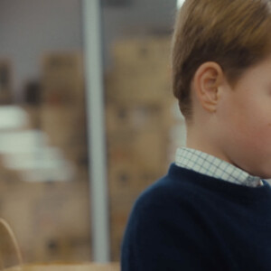 Catherine (Kate) Middleton, princesse de Galles, et ses enfants, le prince George de Galles, la princesse Charlotte de Galles, et le prince Louis de Galles, aident à préparer des sacs-cadeaux de Noël pour des familles au seuil de la pauvreté. 