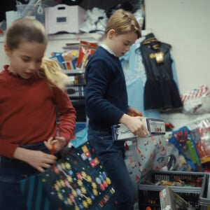 Catherine (Kate) Middleton, princesse de Galles, et ses enfants, le prince George de Galles, la princesse Charlotte de Galles, et le prince Louis de Galles, aident à préparer des sacs-cadeaux de Noël pour des familles au seuil de la pauvreté. 