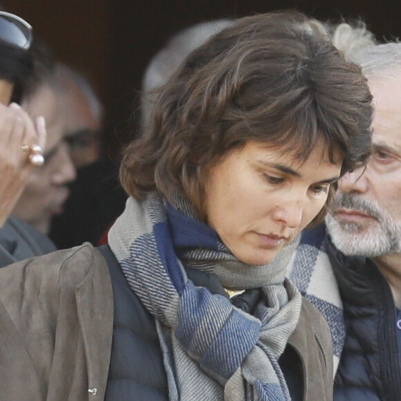 Églantine Éméyé - Sorties des obsèques du journaliste, animateur de télévision et animateur de radio français Philippe Gildas en la salle de la Coupole au crématorium du cimetière du Père-Lachaise à Paris, France