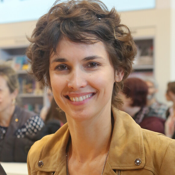 "J'ai beaucoup plus de temps pour me consacrer à lui. Je lui dis : 'Je n'ai plus que toi pour faire des câlins mais si je suis trop envahissante, tu peux m'envoyer bouler'"
Eglantine Eméyé au 37ème Salon du Livre à la Porte de Versailles à Paris, le 25 mars 2017. © CVS/Bestimage