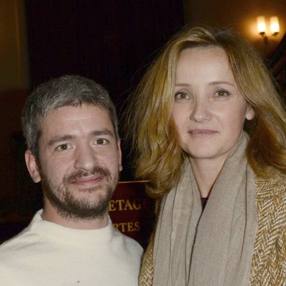 Il habite dans une superbe demeure avec sa femme Eléonore et ses enfants.
Le chanteur Gregoire et sa femme Eleonore de Galard - Mimie Mathy a recu les insignes de Chevalier dans l'Ordre National du Merite des mains de Jean-Claude Camus a l'issue de son spectacle "Je re-papote avec vous" au theatre de la Porte Saint-Martin a Paris. Le 13 decembre 2013