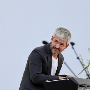 Le chanteur Grégoire - Le président de la République française E.Macron et la première dame B.Macron assistent à la messe donnée par le pape François au stade Vélodrome de Marseille, le 23 septembre 2023.  © Dominique Jacovides / Bestimage 