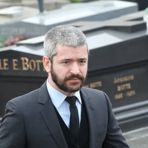 Le chanteur Grégoire (Boissenot) lors des obsèques de Véronique Colucci au cimetière communal de Montrouge, le 12 avril 2018.