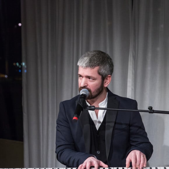 Le chanteur Grégoire - Vente aux enchères au profit de la campagne "Guérir le cancer de l'enfant" au Pavillon Ledoyen à Paris le 13 février 2018. © Cyril Moreau/Bestimage