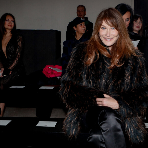 Bien entendu, Carla Bruni avait opté pour une tenue sublime. Un total look noir composé d'un grand manteau en vison, d'un pantalon et de longues cuissardes.
Carla Bruni-Sarkozy - Défilé Haute Couture Zuhair Murad au palais de Tokyo à Paris, le 24 janvier 2024. © Christophe Clovis / Bestimage