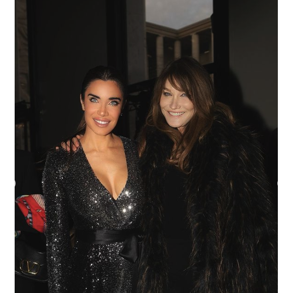 La veille, l'ambiance était bien différente. Le 24 janvier 2024, un catwalk a effectivement été installé dans l'enceinte du musée pour le défilé de la maison Zuhair Murad.
Carla Bruni et Pilar Rubio au défilé Zuhair Murad. Le 24 janvier 2024.
