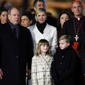 C'est une tradition vieille de 150 ans qui semble toujours ravir petits et grands !
Le prince Albert II de Monaco, la princesse Charlene, le prince Jacques et la princesse Gabriella - Célébrations de la Sainte Dévote, Sainte Patronne de Monaco - Embrasement de la barque par la famille princière. © Jean-Charles Vinaj / Pool Monaco / Bestimage