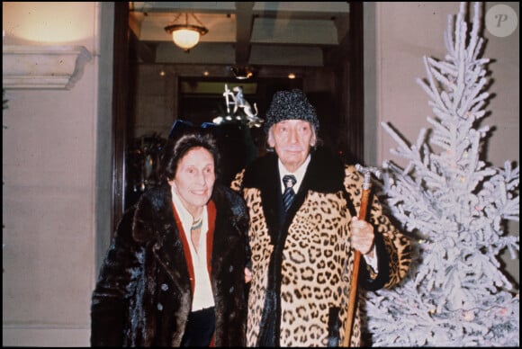 Salvador Dali et sa femme à Paris.