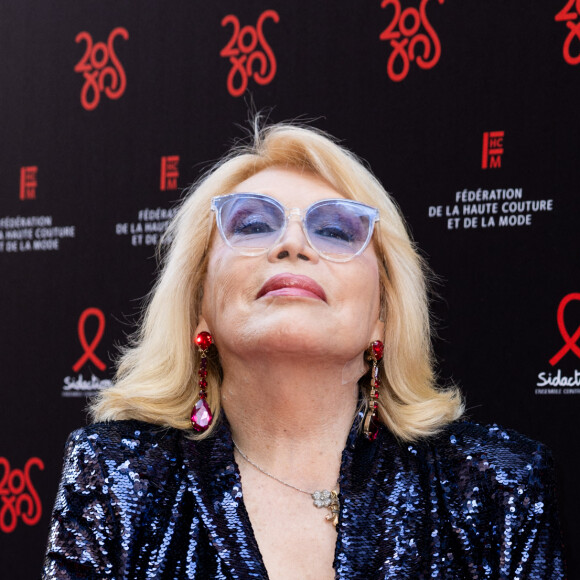 Amanda Lear - Photocall de la 20ème édition du dîner de la Mode du Sidaction, "Annees Palace" au Pavillon Cambon Capucines à Paris le 6 juillet 2023. Ce dîner signe la clôture des défilés de la Semaine de la Haute Couture à Paris. Cette édition sera l'occasion de célébrer les vingt ans de cet événement incontournable au profit de la lutte contre le sida. Le Chef Y. Alléno, chef trois étoiles au Guide Michelin, signe le menu de la 20ème édition de ce dîner de gala. Grâce à la mobilisation des personnalités de la mode, du cinéma et des médias, le Dîner de la mode avait permis de collecter 726 000 euros en faveur de la lutte contre le VIH/sida en 2022. Sidaction peut ainsi renforcer son action en faveur des programmes de recherche scientifique, médicale et de prévention du VIH et des associations d'aide aux personnes vivant avec le VIH en France et à l'international. Depuis 2003, le Dîner de la Mode a permis de collecter plus de onze millions d'euros. Plus que jamais, nous devons rester mobilisés pour faire reculer l'épidémie de VIH.© Olivier Borde/Bestimage 