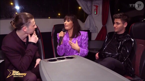 Direction la Manche pour Pierre et Pau pour Julien
Pierre et Julien avec Karima Charni dans le bus de la Star Academy 2023 après la deuxième demi-finale diffusée sur TF1 le 27 janvier 2024.