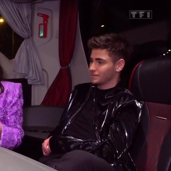 Direction la Manche pour Pierre et Pau pour Julien
Pierre et Julien avec Karima Charni dans le bus de la Star Academy 2023 après la deuxième demi-finale diffusée sur TF1 le 27 janvier 2024.