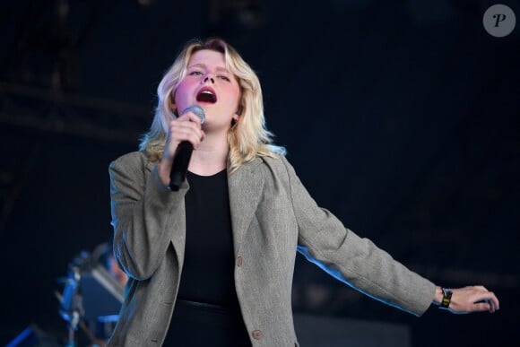 Et malgré tout ça, la jeune chanteuse de 24 ans est restée la même
Zaho de Sagazan - Festival Solidays qui fête cette année ses 25 ans sur la pelouse de l'hippodrome de Longchamp à Paris le 24 juin 2023. © Lionel Urman / Bestimage 