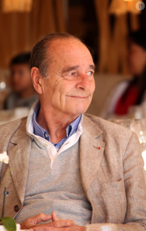 Jacques Chirac dans un restaurant du port de Saint-Tropez