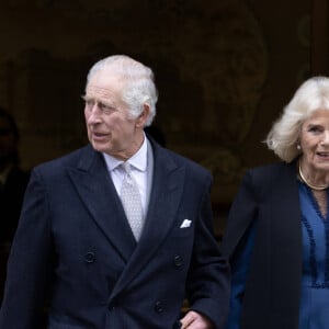 Le roi Charles III d'Angleterre quitte l'hôpital avec la reine consort Camilla après y avoir subi une opération de la prostate. Londres, le 29 janvier 2024. 