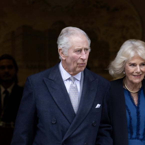 Le roi Charles III d'Angleterre quitte l'hôpital avec la reine consort Camilla après y avoir subi une opération de la prostate. Londres, le 29 janvier 2024. 