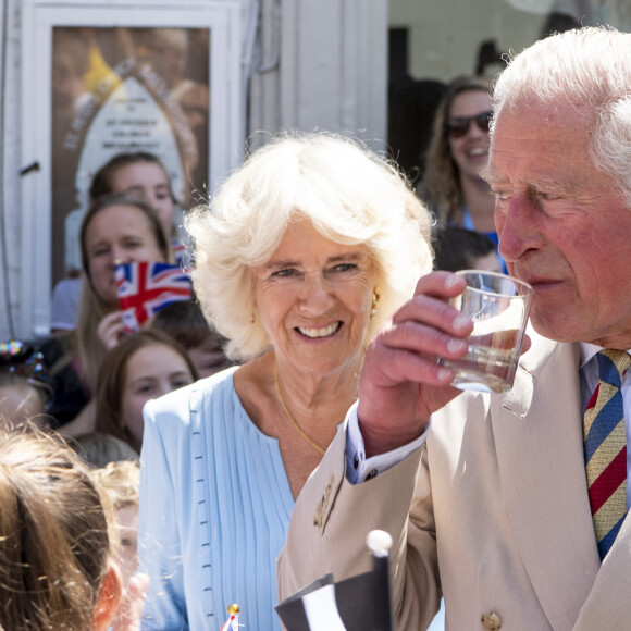 Le prince Charles et Camilla Parker Bowles, duchesse de Cornouailles, visitent le village de pécheurs Mevagissey, à l'occasion de leur voyage en Cornouailles. Le 15 juillet 2019 