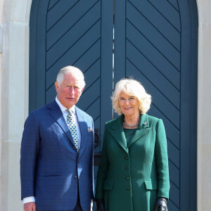 Le prince Charles, prince de Galles, et Camilla Parker Bowles, duchesse de Cornouailles, posent devant la maison d'été du château de Hillsborough, Irlande du Nord le 9 avril 2019. 