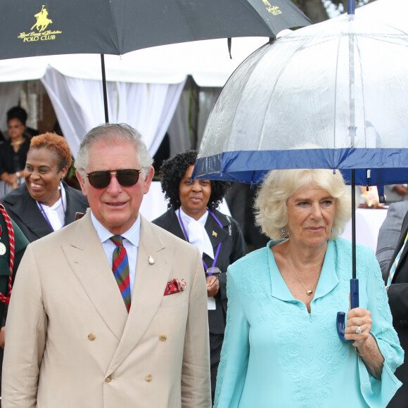 Un détail est néanmoins précisé : si Charles gagne le plus souvent sur le sujet des fenêtres, Camilla sait s'imposer sur les autres.
Le prince Charles et Camilla Parker Bowles, duchesse de Cornouailles, lors d'une réception à la Government House à Saint-Christophe-et-Niévès dans les Caraïbes. Le 21 mars 2019 
