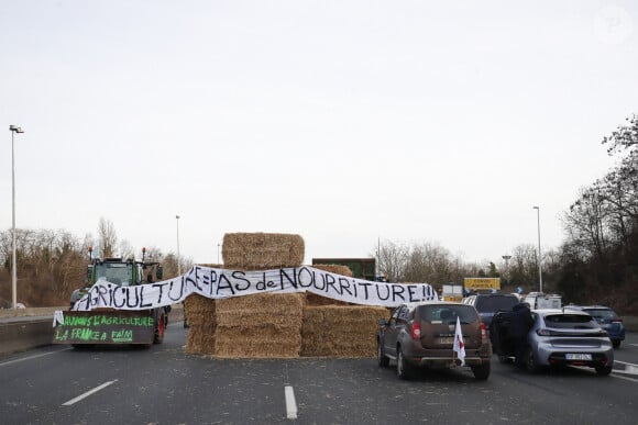 Blocage des agriculteurs sur l'autoroute A15 en région parisienne, France, le 29 janvier 2024. © Michael Baucher/Panoramic/Bestimage 