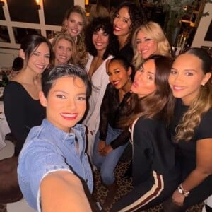 Eve Gilles a pu rencontrer de nombreuses Miss France lors d'un diner organisé dans le restaurant chez Loulou Paris.
Les Miss France réunies autour d'un diner, Instagram.