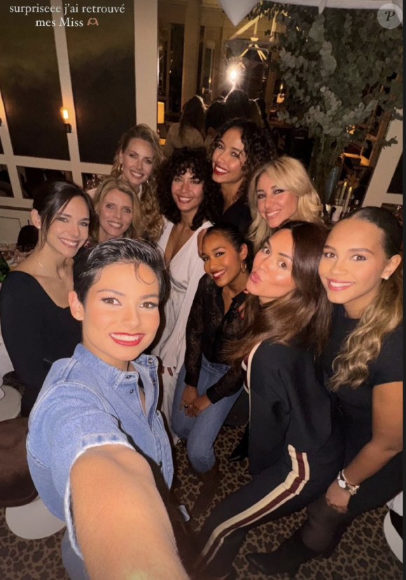 "Des voisines de table de qualité" écrit Vaïmalama, Miss France 2019
Les Miss France réunies autour d'un diner, Instagram.