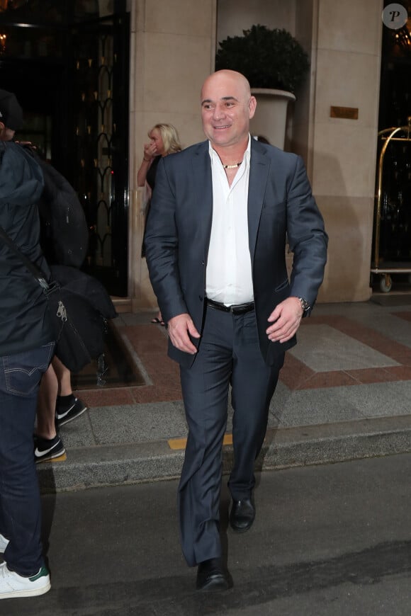 Exclusif - Steffi Graf et son mari André Agassi sortent de l'hôtel George V à Paris, le 2 juin 2018.