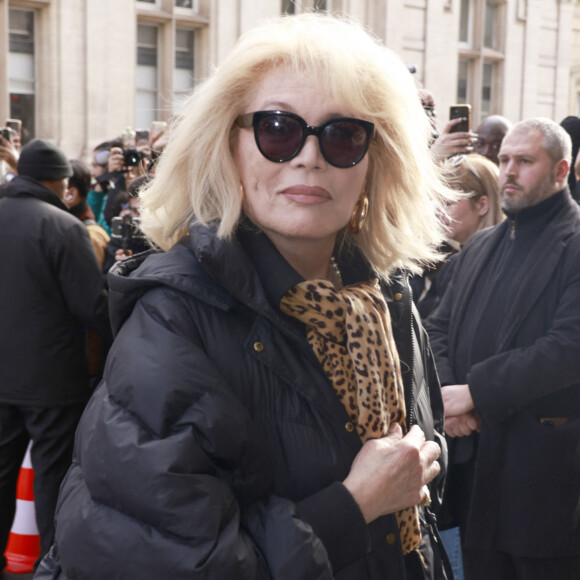Le temps qui passe ne l'empêche pas de profiter de la vie. D'autant qu'elle a ses petites techniques, bien à elle, pour atténuer les signes du temps.
Amanda Lear - Arrivées au défilé de mode Jean-Paul Gaultier Haute Couture printemps/été 2024 (PFW) à Paris le 24 janvier 2024. © Christophe Aubert via Bestimage