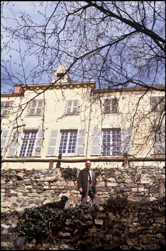 Et concernait un domaine de 14 hectares et une propriété de 1000m² habitables. 
Valéry Giscard d'Estaing - Le château de la Varvasse, à Chanonat (Puy-de-Dôme), propriété de la famille Giscard d'Estaing depuis 1936