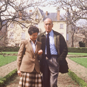 Valéry Giscard d'Estaing, qui aurait eu 98 ans, avait vendu un chateau à perte.
Valéry et Anne-Aymone Giscard d'Estaing - Le château de la Varvasse, à Chanonat (Puy-de-Dôme), propriété de la famille Giscard d'Estaing.