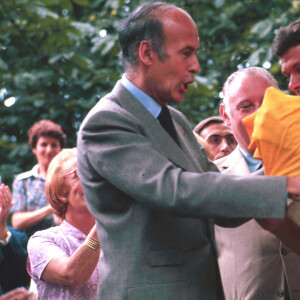 Valéry Giscard d'Estaing remettant le maillot jaune - Cyclisme - -