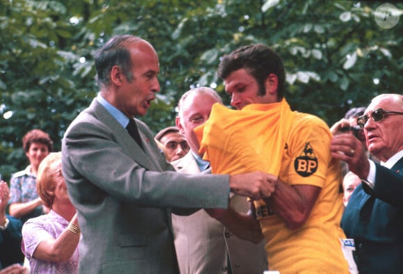 Valéry Giscard d'Estaing remettant le maillot jaune - Cyclisme - -