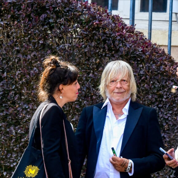 Le chanteur Renaud (Renaud Séchan) et sa compagne Cerise (de son vrai prénom Christine) - Mariage d'Hugues Aufray et de Murielle Mégevand à la mairie de Marly-Le Roy, France, le 2 septembre 2023. 