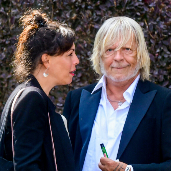 Renaud est en couple avec Christine
Le chanteur Renaud (Renaud Séchan) et sa compagne Cerise (de son vrai prénom Christine) - Mariage d'Hugues Aufray et de Murielle Mégevand à la mairie de Marly-Le Roy, France