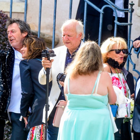 Le chanteur Renaud (Renaud Séchan) et sa compagne Cerise (de son vrai prénom Christine) avec Jean-Luc Reichmann et sa femme Nathalie Lecoultre - Mariage d'Hugues Aufray et de Murielle Mégevand à la mairie de Marly-Le Roy, France, le 2 septembre 2023. 